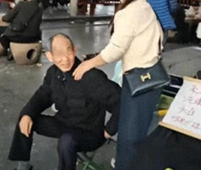 长沙公园惊现 “老年服务圈”！低价刚需服务，姑娘边服务边唠嗑