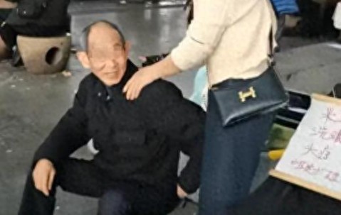 长沙公园惊现 “老年服务圈”！低价刚需服务，姑娘边服务边唠嗑